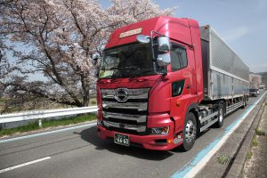 桜と高野口運送トラック